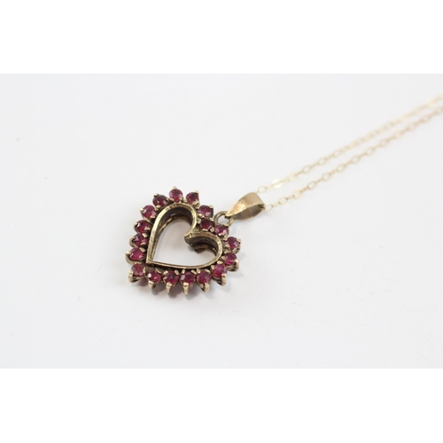 111 - 9ct Gold Vintage Ruby Set Heart Shaped Pendant Necklace (3.4g)