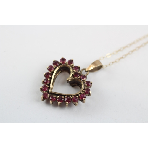 111 - 9ct Gold Vintage Ruby Set Heart Shaped Pendant Necklace (3.4g)