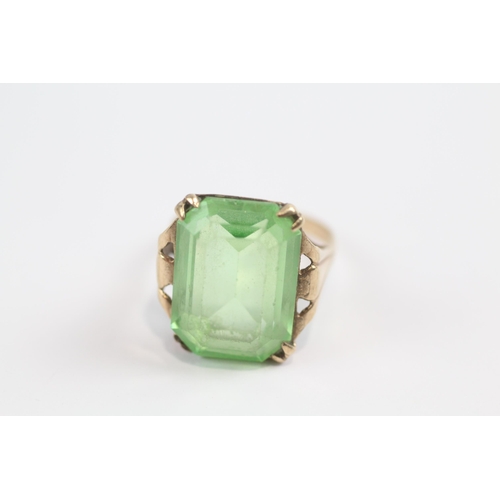 123 - 9ct Gold Vintage Green Uranium Glass Cocktail Ring (5.8g) Size  O