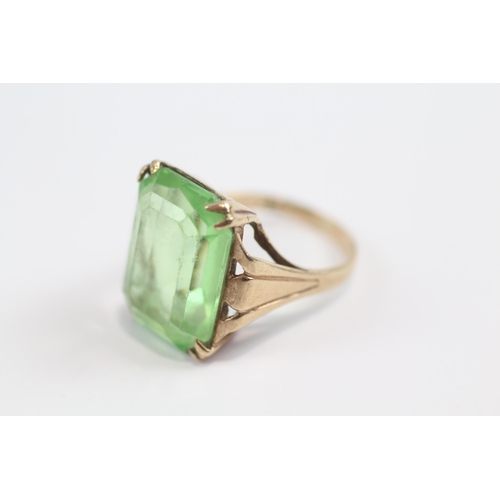 123 - 9ct Gold Vintage Green Uranium Glass Cocktail Ring (5.8g) Size  O