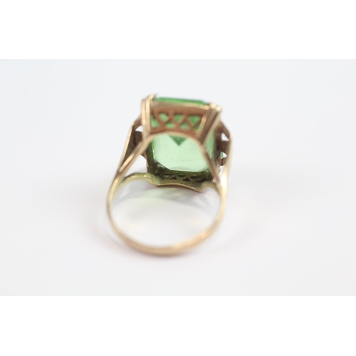 123 - 9ct Gold Vintage Green Uranium Glass Cocktail Ring (5.8g) Size  O