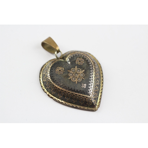 129 - 9ct Gold Antique Pique Inlaid Heart Brooch With Base Metal Bail (5.4g)