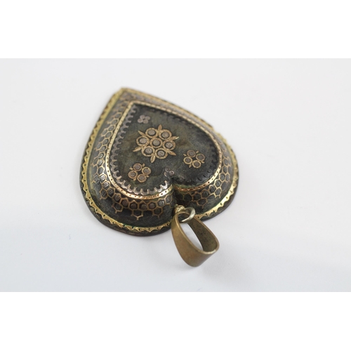 129 - 9ct Gold Antique Pique Inlaid Heart Brooch With Base Metal Bail (5.4g)