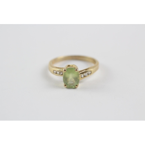 136 - 9ct Gold Prehnite Single Stone Ring With White Gemstone Set Shoulders (2.5g) Size  O