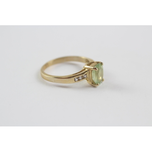 136 - 9ct Gold Prehnite Single Stone Ring With White Gemstone Set Shoulders (2.5g) Size  O