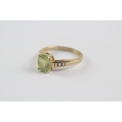 136 - 9ct Gold Prehnite Single Stone Ring With White Gemstone Set Shoulders (2.5g) Size  O