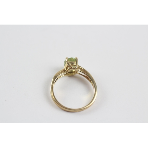 136 - 9ct Gold Prehnite Single Stone Ring With White Gemstone Set Shoulders (2.5g) Size  O
