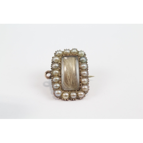 151 - 8ct Gold Antique Split Pearl Mourning Brooch With Hairwork Panel & Base Metal Pin (4.2g)