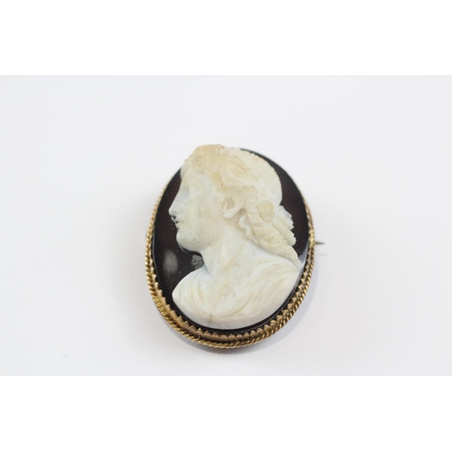 159 - 15ct Gold Antique Rope Edged Carved Onyx Cameo Set Brooch (18.5g)