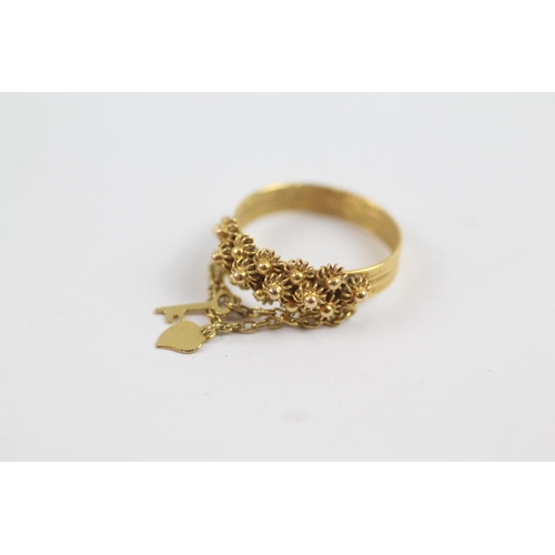 165 - 15ct Gold Vintage Keeper Ring With Key And Heart Charm Drops (3.1G) Size  M