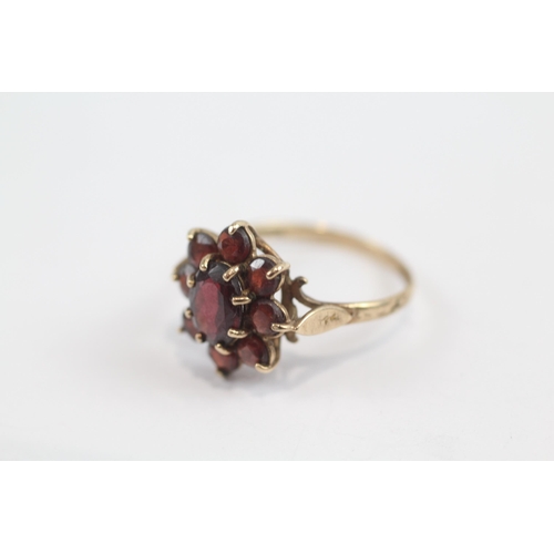 61 - 9ct Gold Vintage Garnet Set Cluster Ring (2.7g) Size  P