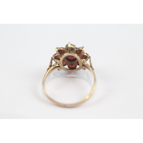 61 - 9ct Gold Vintage Garnet Set Cluster Ring (2.7g) Size  P