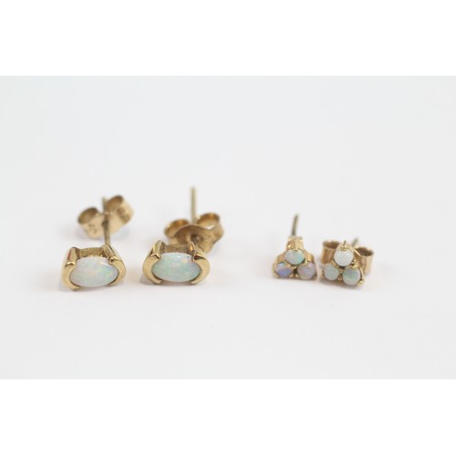 132 - 2 X 9ct Gold Opal Stud Earrings (2g)
