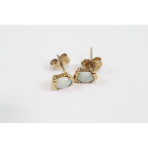 132 - 2 X 9ct Gold Opal Stud Earrings (2g)