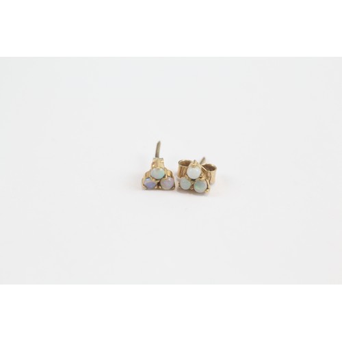 132 - 2 X 9ct Gold Opal Stud Earrings (2g)
