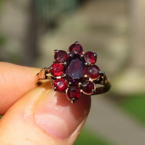 61 - 9ct Gold Vintage Garnet Set Cluster Ring (2.7g) Size  P