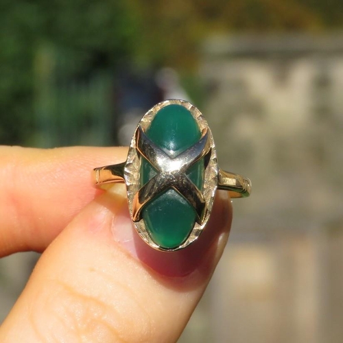 64 - 9ct Gold Chrysoprase Single Stone Ring (5.2g) Size  Q