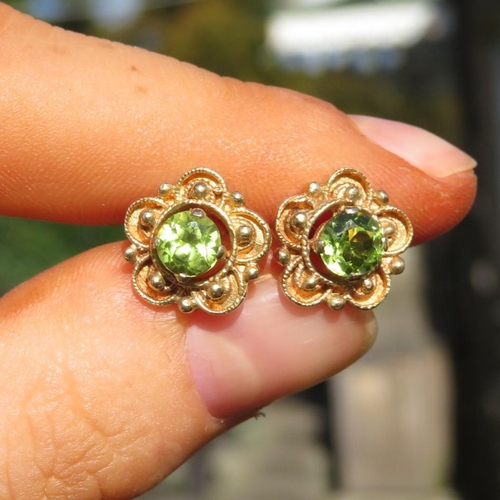 105 - 9ct Gold Peridot Set Floral Stud Earrings (2.9g)