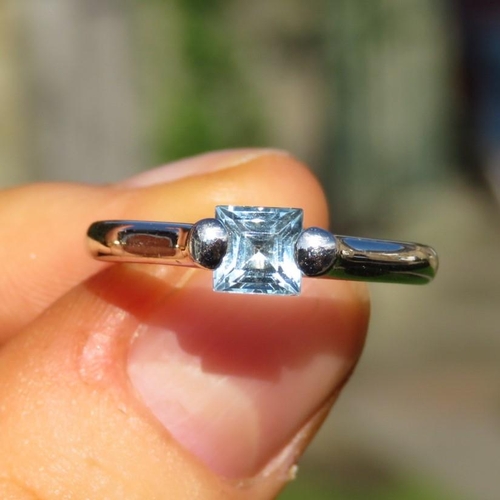 112 - 9ct White Gold Square Cut Topaz Set Solitaire Ring (2.9g) Size  O