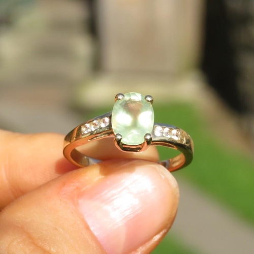 136 - 9ct Gold Prehnite Single Stone Ring With White Gemstone Set Shoulders (2.5g) Size  O