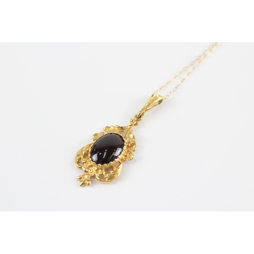 124 - 9ct Gold Foiled Back Garnet & Cultured Pearl Pendant Necklace (4.3g)