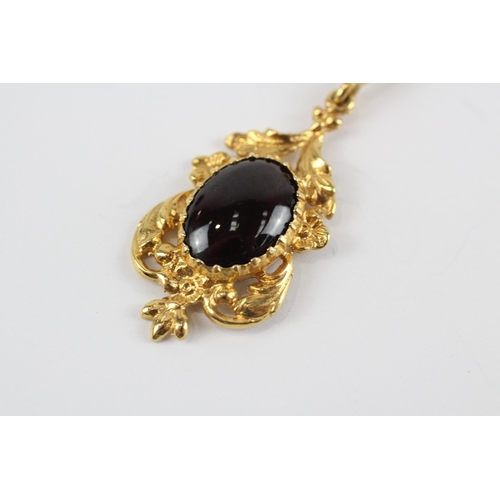 124 - 9ct Gold Foiled Back Garnet & Cultured Pearl Pendant Necklace (4.3g)