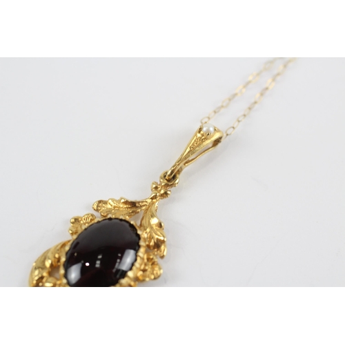 124 - 9ct Gold Foiled Back Garnet & Cultured Pearl Pendant Necklace (4.3g)