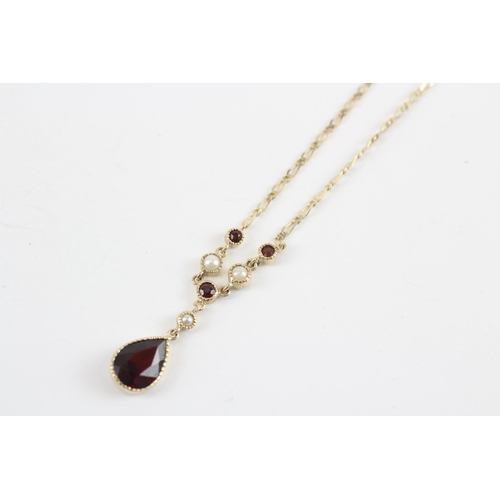 125 - 9ct Gold Garnet & Cultured Pearl Pendant Necklace (2.8g)