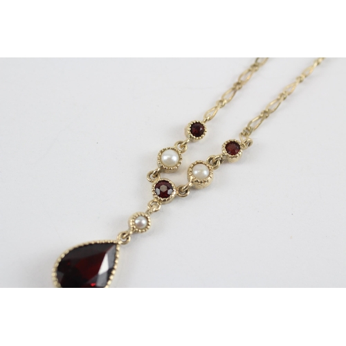 125 - 9ct Gold Garnet & Cultured Pearl Pendant Necklace (2.8g)