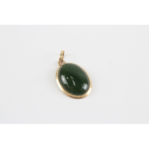 175 - 15Ct Gold Nephrite Oval Pendant Necklace With 9ct Chain (2.2g)