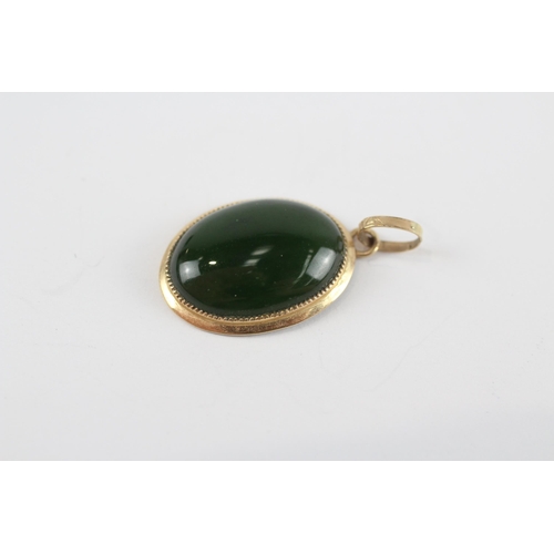 175 - 15Ct Gold Nephrite Oval Pendant Necklace With 9ct Chain (2.2g)