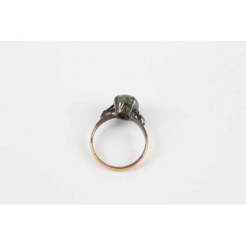 194 - 9ct Gold Jade Single Stone Ring (2.5g) Size  L