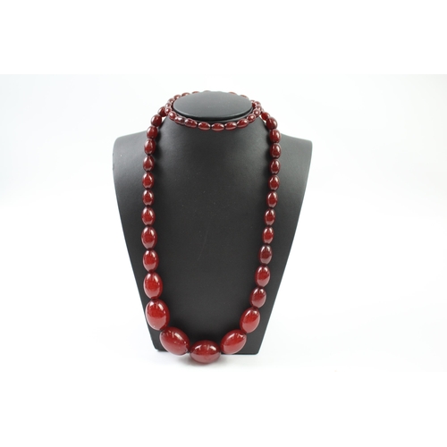 248 - Cherry Bakelite graduated necklace with screw clasp (72g)