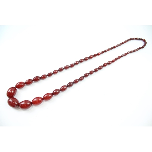 248 - Cherry Bakelite graduated necklace with screw clasp (72g)