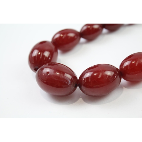 248 - Cherry Bakelite graduated necklace with screw clasp (72g)