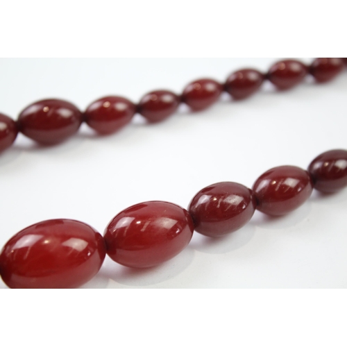 248 - Cherry Bakelite graduated necklace with screw clasp (72g)