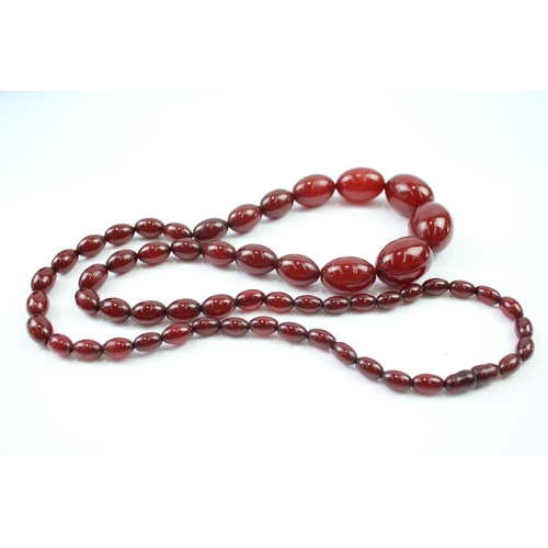 248 - Cherry Bakelite graduated necklace with screw clasp (72g)