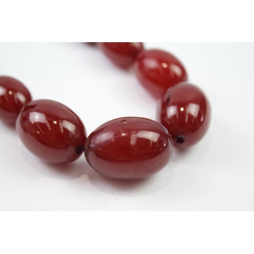 248 - Cherry Bakelite graduated necklace with screw clasp (72g)