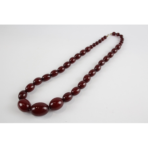 249 - Cherry Bakelite graduated necklace (38g)