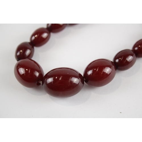 249 - Cherry Bakelite graduated necklace (38g)