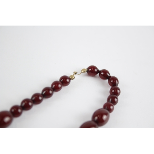 249 - Cherry Bakelite graduated necklace (38g)