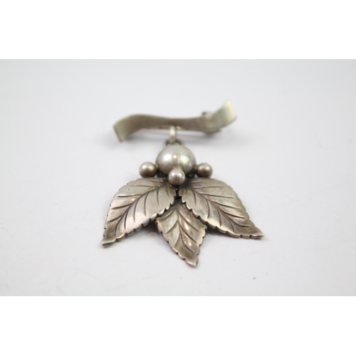 264 - Silver foliate brooch by Danish maker John L (4g)