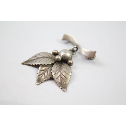 264 - Silver foliate brooch by Danish maker John L (4g)