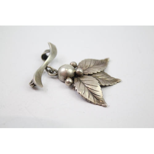 264 - Silver foliate brooch by Danish maker John L (4g)