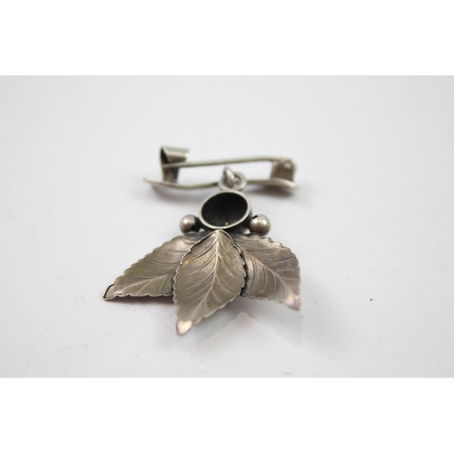 264 - Silver foliate brooch by Danish maker John L (4g)