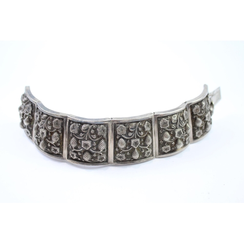 286 - Silver antique high relief bracelet (96g)