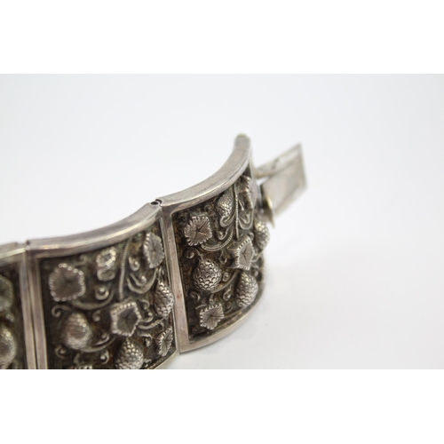 286 - Silver antique high relief bracelet (96g)