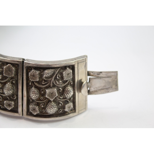 286 - Silver antique high relief bracelet (96g)