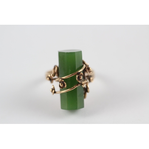 31 - 9ct Gold Vintage Floral Jade Ring (6.1g) Size  L