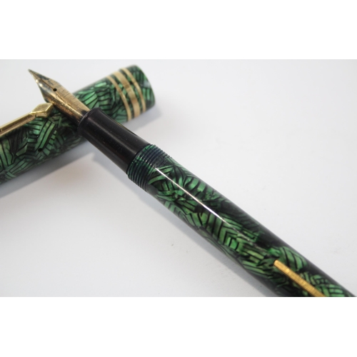 449 - Vintage CONWAY STEWART 73 Green FOUNTAIN PEN w/ 14ct Gold Nib WRITING